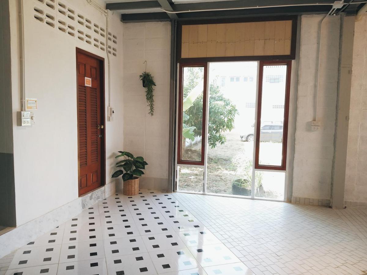 The Warehouse - Ayutthaya Appartement Buitenkant foto